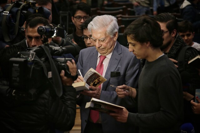Incineran los restos de Mario Vargas Llosa en Lima