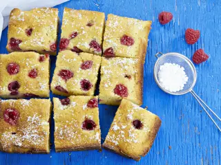 Financiers caseros con frambuesa y pistacho