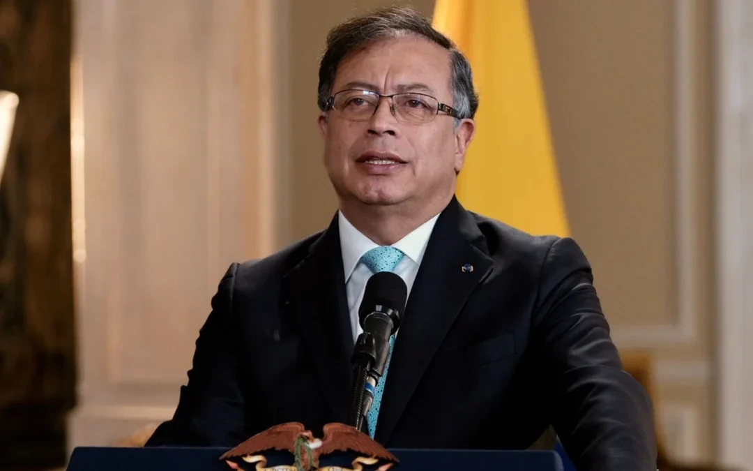 Petro celebra su imagen positiva y pide un frente